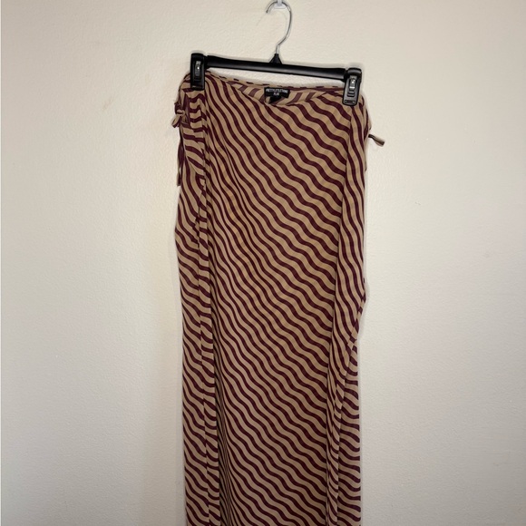 PrettyLittleThing Burgundy and Cream Wavy Stripe Maxi Skirt - Picture 2 of 2
